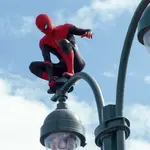 Fotograma cedido por Sony Pictures y Marvel Studios donde aparece Tom Holland en el doble papel de Peter Parker/Spider-Man, durante una escena de la película "Spider-Man: No Way Home", que se estrena este fin de semana. EFE/ Matt Kennedy / Sony Pictures/Marvel Studios