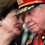 Lucia Hiriart con Augusto Pinochet, en una imagen de archivo