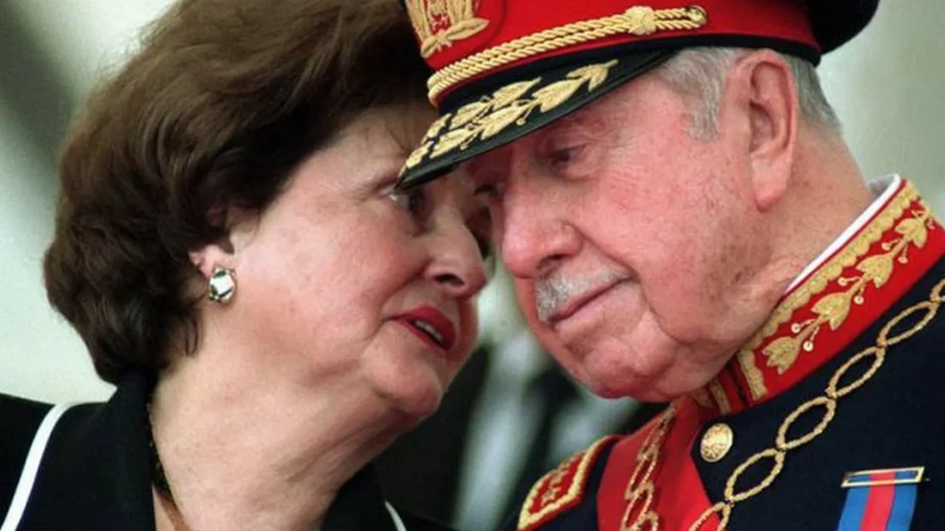 Lucia Hiriart con Augusto Pinochet, en una imagen de archivo