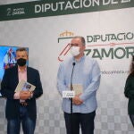 El autor de la publicación Celedonio Pérez y el vicepresidente y diputado de Cultura de la Diputación de Zamora, Jesús María Prada, entre otros, presentan la publicación