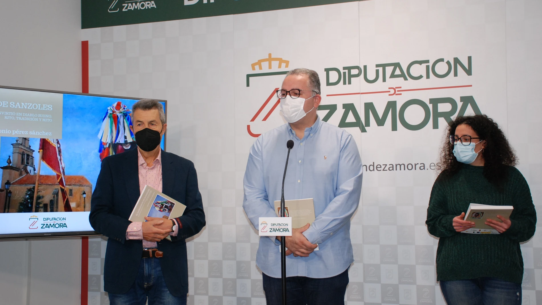 El autor de la publicación Celedonio Pérez y el vicepresidente y diputado de Cultura de la Diputación de Zamora, Jesús María Prada, entre otros, presentan la publicación