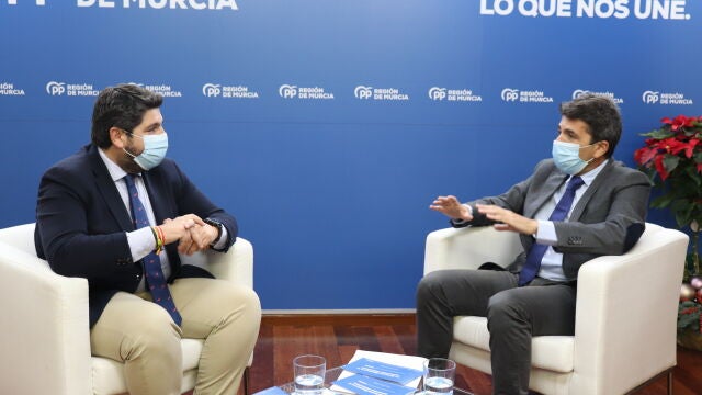 Los presidente del PP murciano, Fernando López Miras (i), y valenciano, Carlos Mazón, (d)