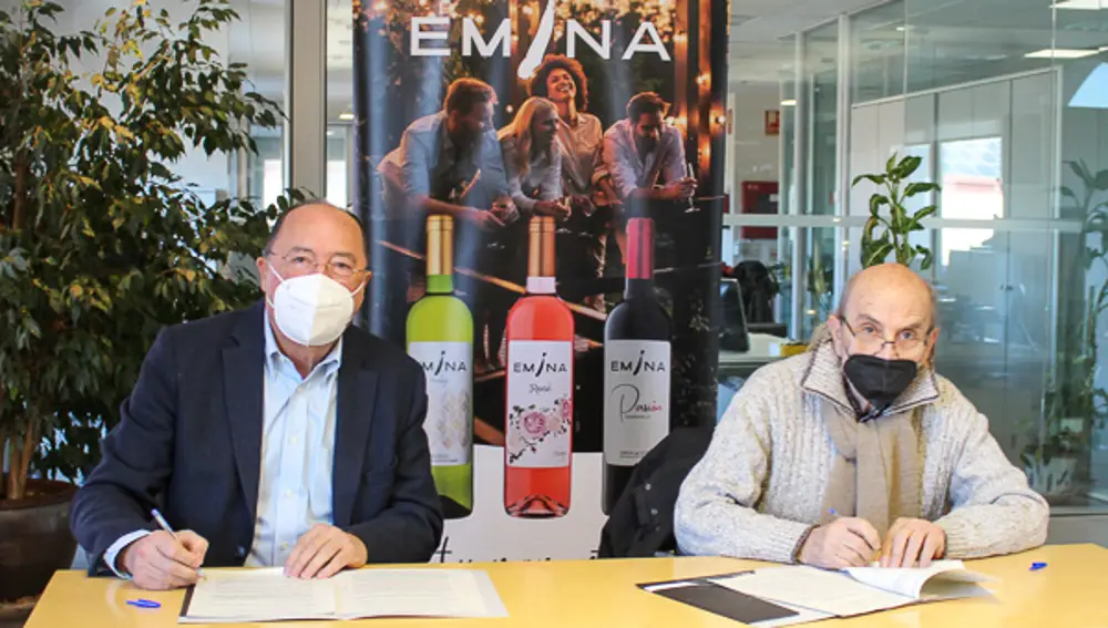 El presidente de Bodegas Emina, Carlos Moro, y el artista Andrés Coello suscriben el convenio de colaboración