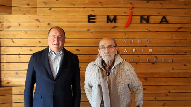 El presidente de Bodegas Emina, Carlos Moro, y el artista Andrés Coello suscriben el convenio de colaboración