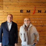 El presidente de Bodegas Emina, Carlos Moro, y el artista Andrés Coello suscriben el convenio de colaboración
