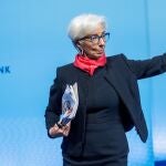 Christine Lagarde se despide tras su rueda de prensa del pasado jueves