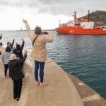 Familiares de la tripulación del buque español de investigación oceanográfica Hespérides se despiden desde el faro de la Curra de Cartagena tras zarpar para su nueva campaña antártica