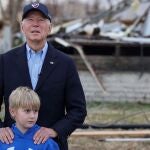 Joe Biden con el niño Dane Maddox, afectador por el tornado en Kentucky