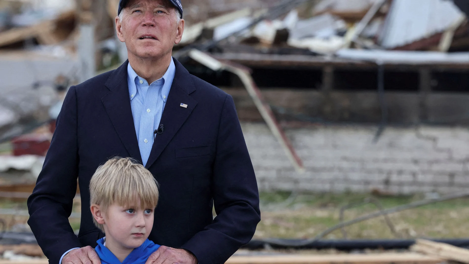 Joe Biden con el niño Dane Maddox, afectador por el tornado en Kentucky