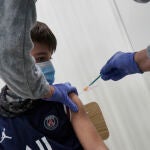 Un niño es vacunado en Pamplona