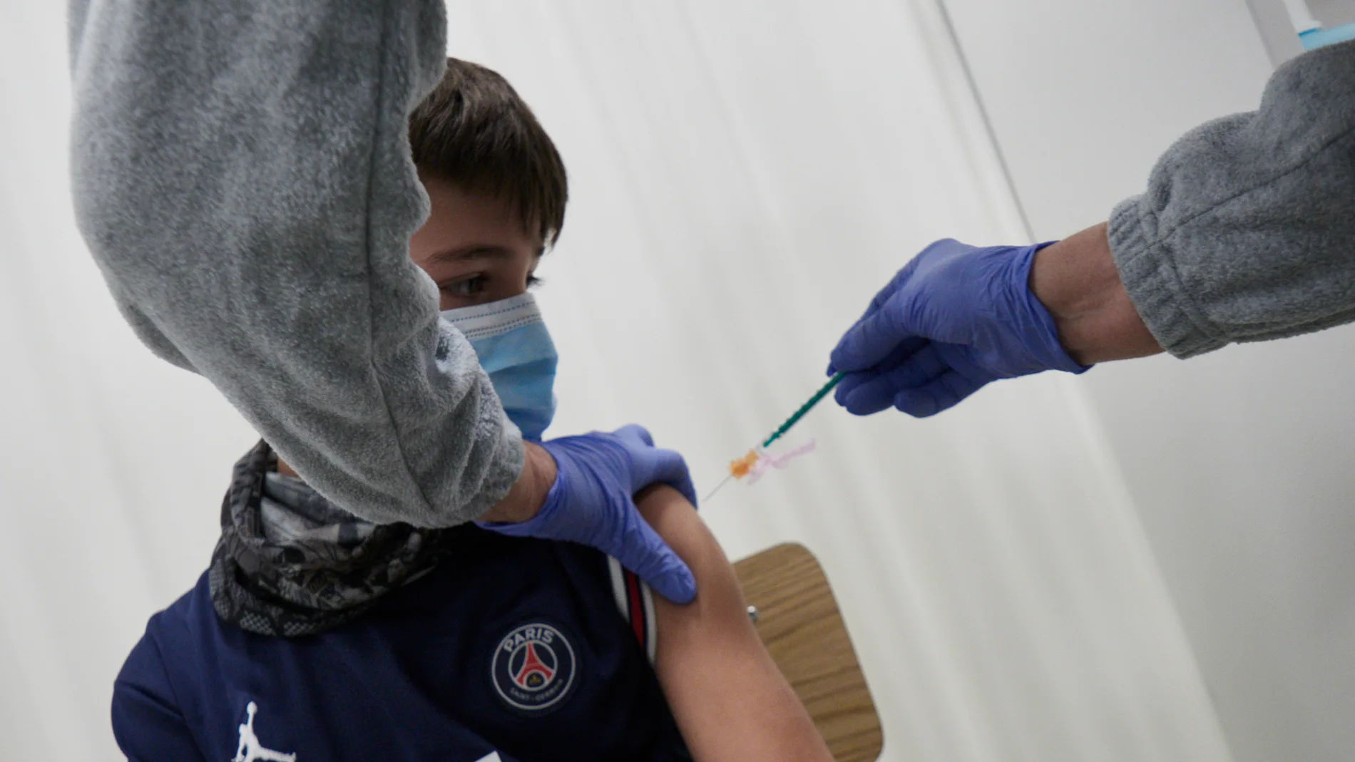 Un niño es vacunado en Pamplona