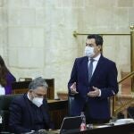 Juanma Moreno, este jueves en el Pleno del Parlamento. JOAQUÍN CORCHERO