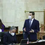 Juanma Moreno, este jueves en el Pleno del Parlamento. JOAQUÍN CORCHERO