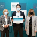 Representantes de SEOM y Gilead entregan la beca al doctor Ríos
