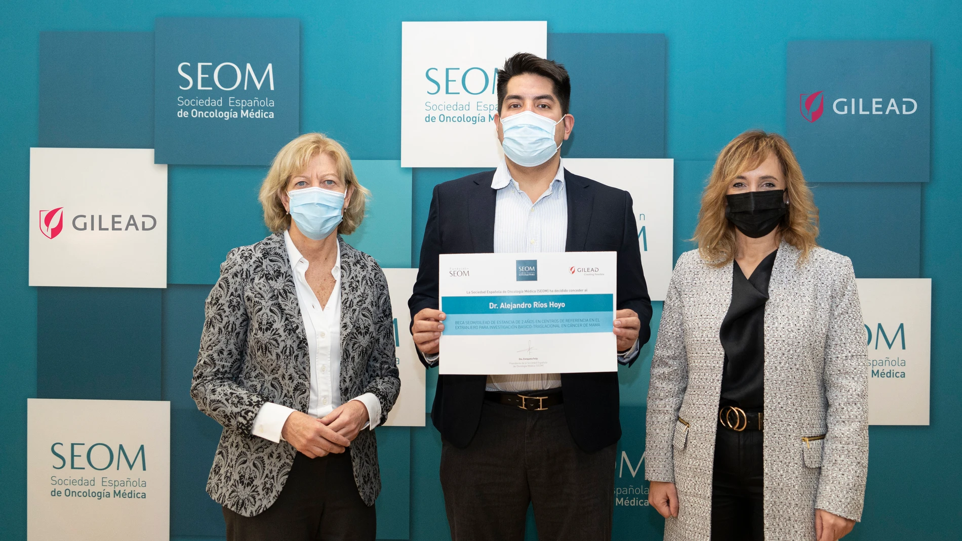 Representantes de SEOM y Gilead entregan la beca al doctor Ríos