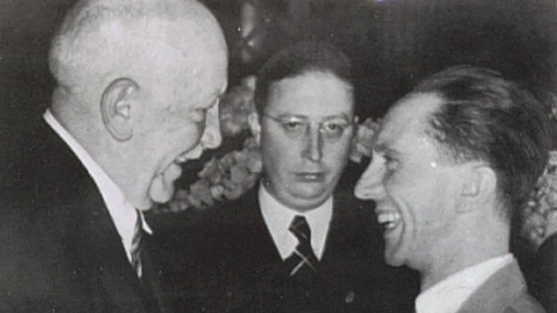 A la izquierda, Richard Strauss, estrechando la mano de Joseph Goebbels