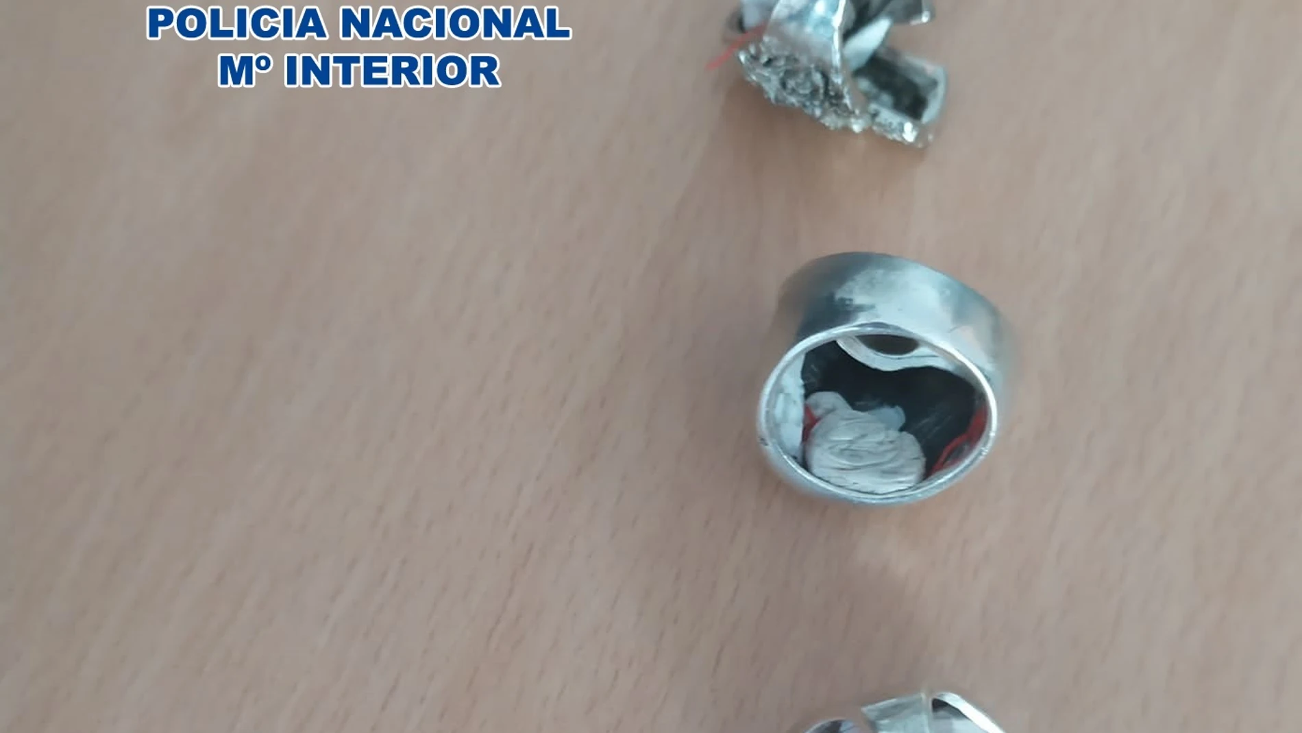 Anillos preparados para ocultar droga en su interior