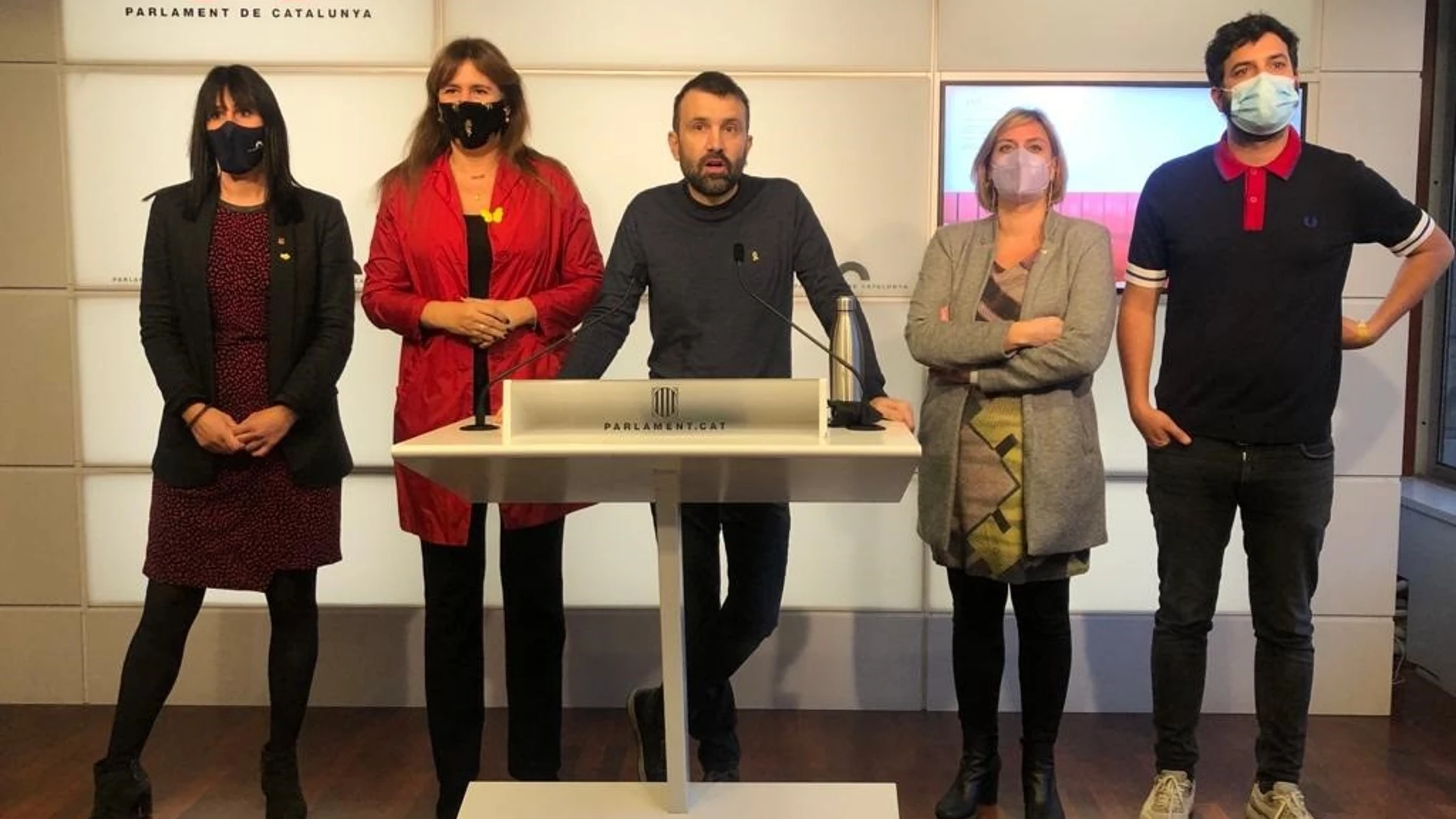 Rueda de prensa del diputado de la CUP y secretario tercero de la Mesa, Pau Juvillà, junto a la presidenta del Parlament, Laura Borràs, y los miembros independentistas de la Mesa.