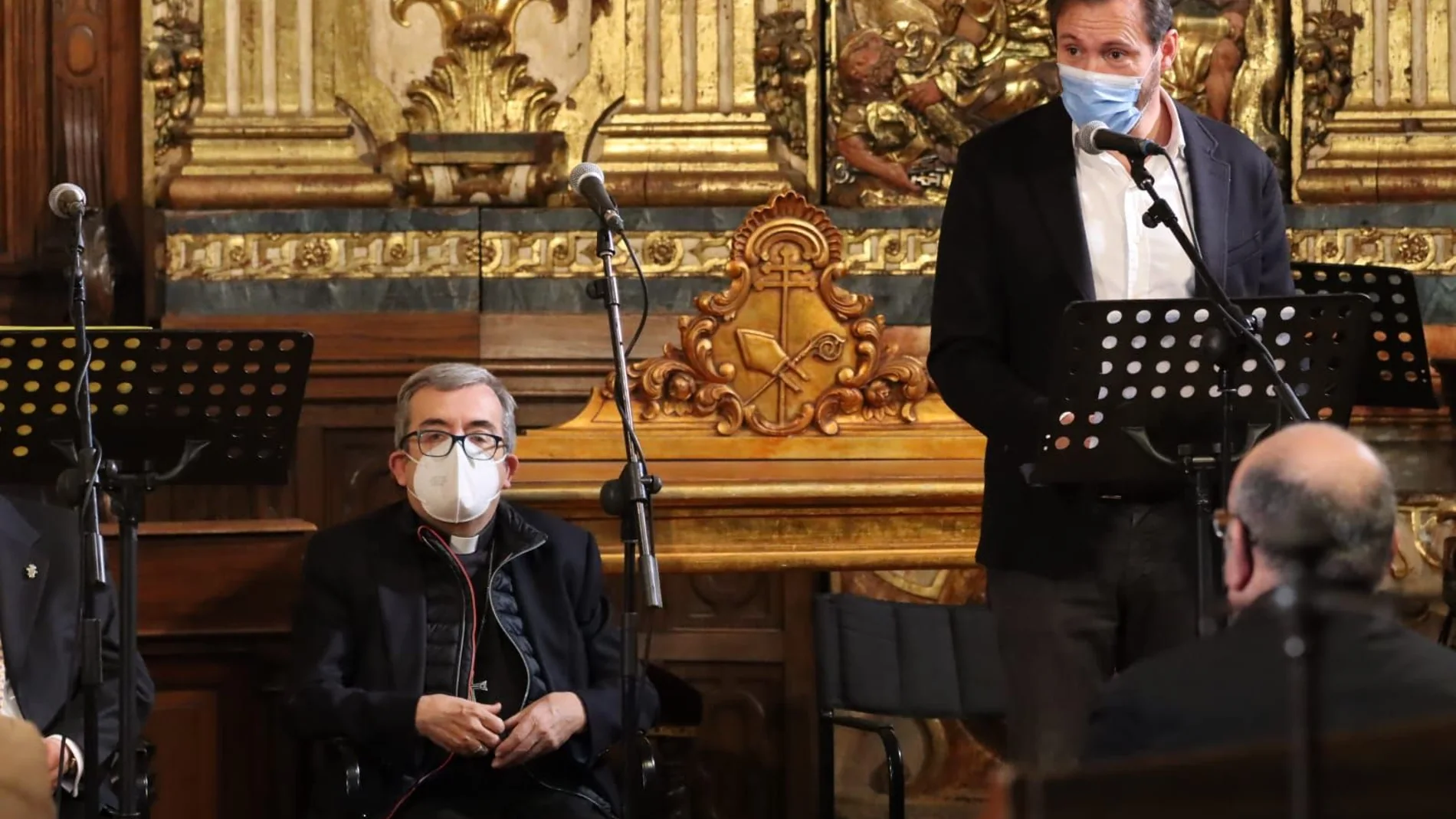 El Ayuntamiento suma a su Colección de Publicaciones Municipales el libro “La catedral de Valladolid: su historia y patrimonio”. En la imagen, el alcalde Óscar Puente durante la presentación del libro, en presencia del obispo auxiliar Luis Argüello