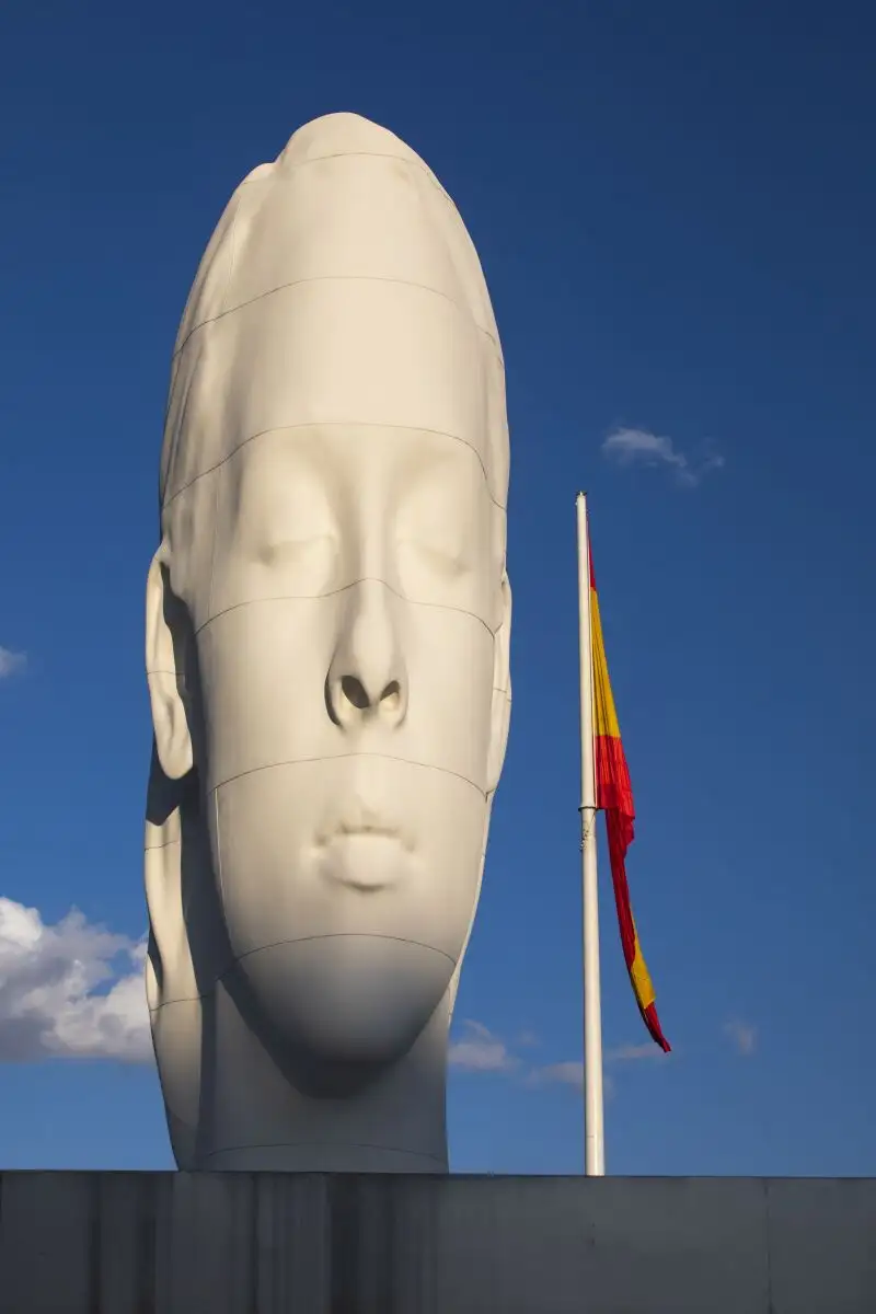 Imagen de la escultura de Jaume Plensa, &quot;Julia&quot;, situada en la Plaza de Colón