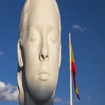 Imagen de la escultura de Jaume Plensa, "Julia", situada en la Plaza de Colón