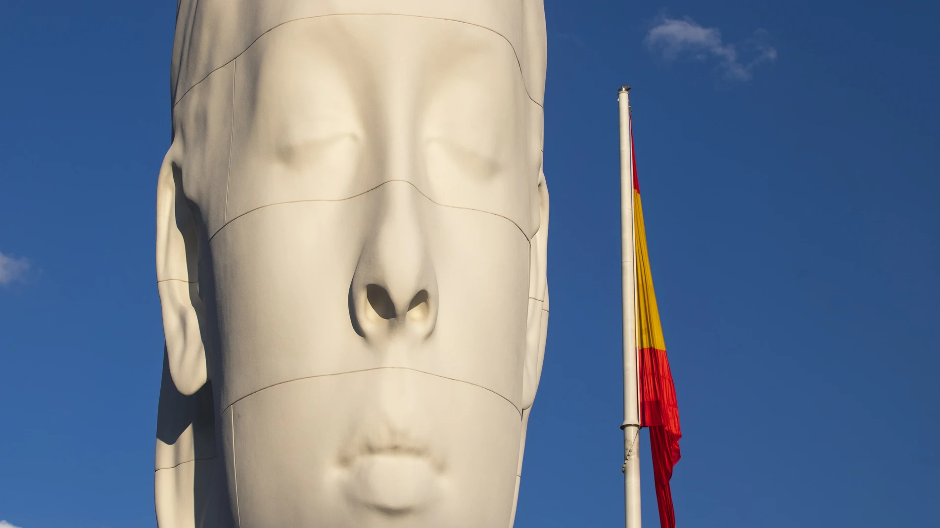 Imagen de la escultura de Jaume Plensa, "Julia", situada en la Plaza de Colón