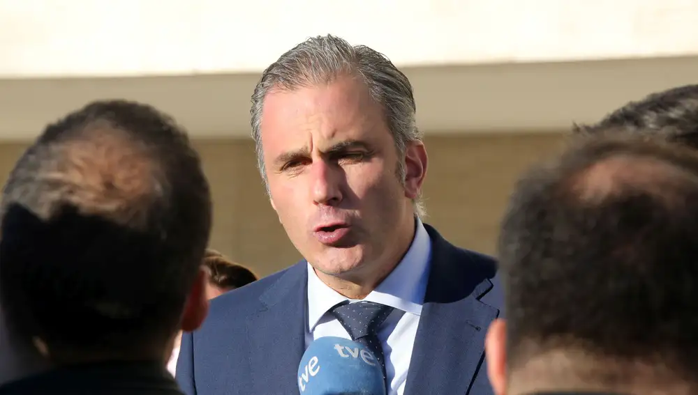 El secretario general de Vox, Javier Ortega Smith, atiende a los periodistas en Valladolid
