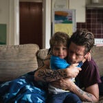 El actor británico James Norton y el pequeño Daniel Lamont dan vida a padre e hijo en la cinta de Pasolini