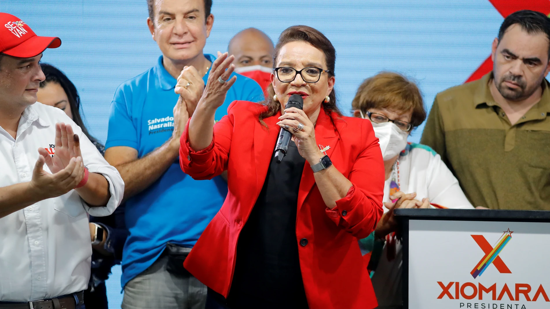 TEG01. TEGUCIGALPA (HONDURAS), 17/12/2021.- Fotografía de archivo fechada el 28 de noviembre de 2021 que muestra a Xiomara Castro, presidenta electa de Honduras, durante una rueda de prensa, en Tegucigalpa (Honduras). Fiel a su historia de convulsiones sociales y agitación política en las últimas décadas, América Latina vivió este año un proceso en el que pareció acentuarse la polarización, se fortalecieron los Gobiernos autoritarios y en algunos casos crecieron las protestas ciudadanas, todo ello adobado con una magra situación económica derivada de la pandemia. En Honduras la izquierdista Xiomara Castro rompió con un bipartidismo de 40 años ejercido por los partidos Nacional, actualmente en el poder, y el Liberal, y se convertirá en la primera mujer presidenta en ese país. EFE/ Gustavo Amador