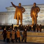 Estatua de Kim Il Sung y su hijo Kim Jong Il, abuelo y padre del actual dictador de Corea del Norte