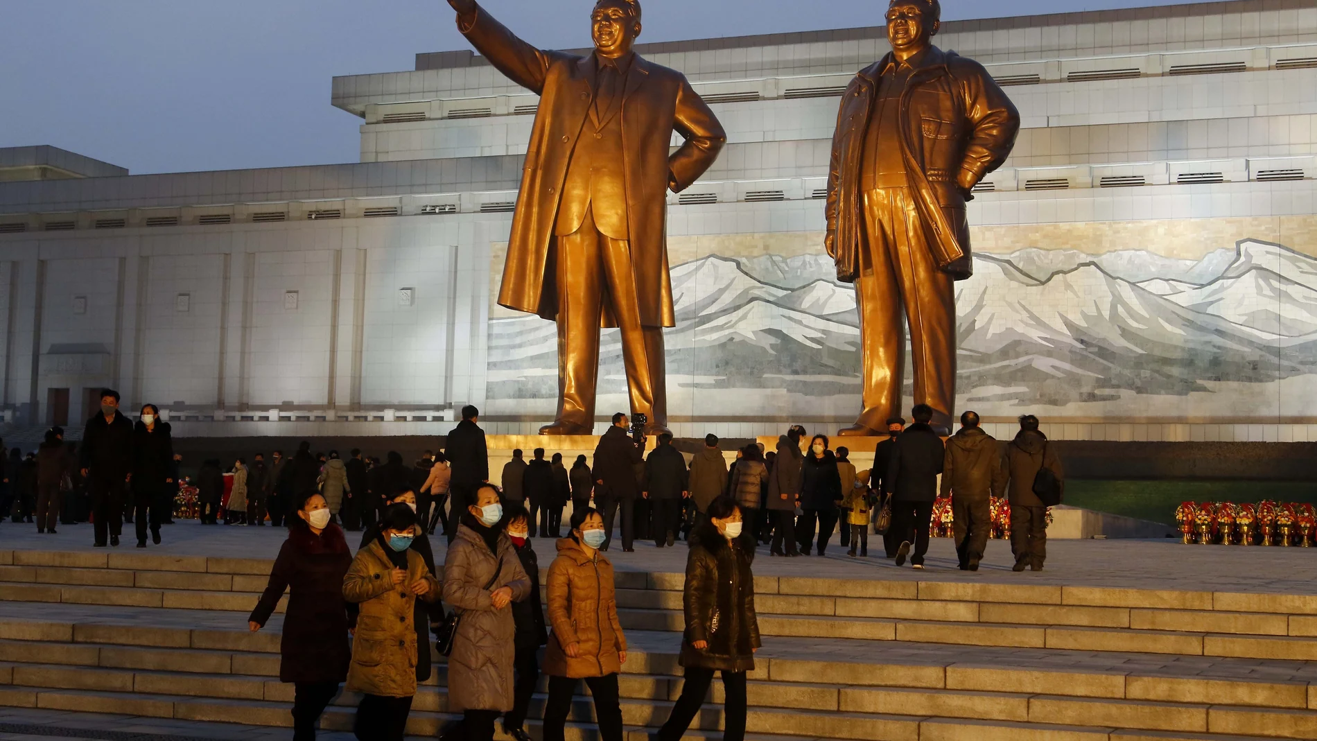 Estatua de Kim Il Sung y su hijo Kim Jong Il, abuelo y padre del actual dictador de Corea del Norte