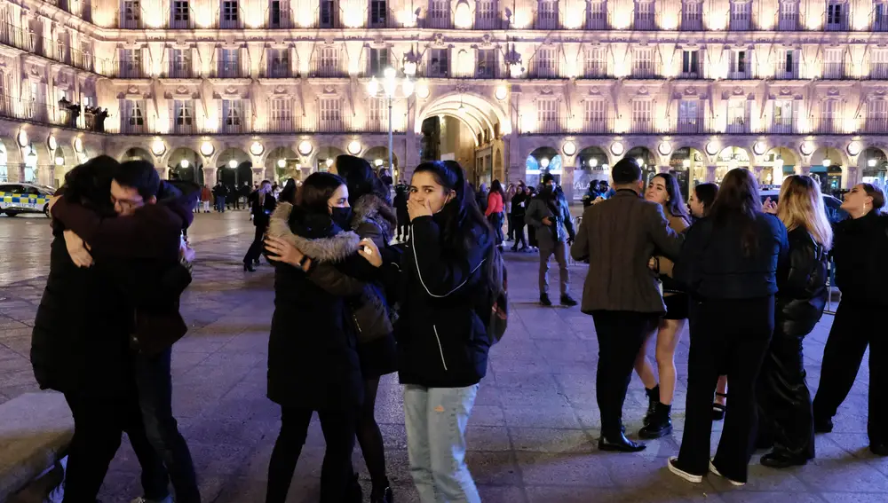 Apenas doscientos jóvenes y mucha presencia policial en la nochevieja universitaria de Salamanca