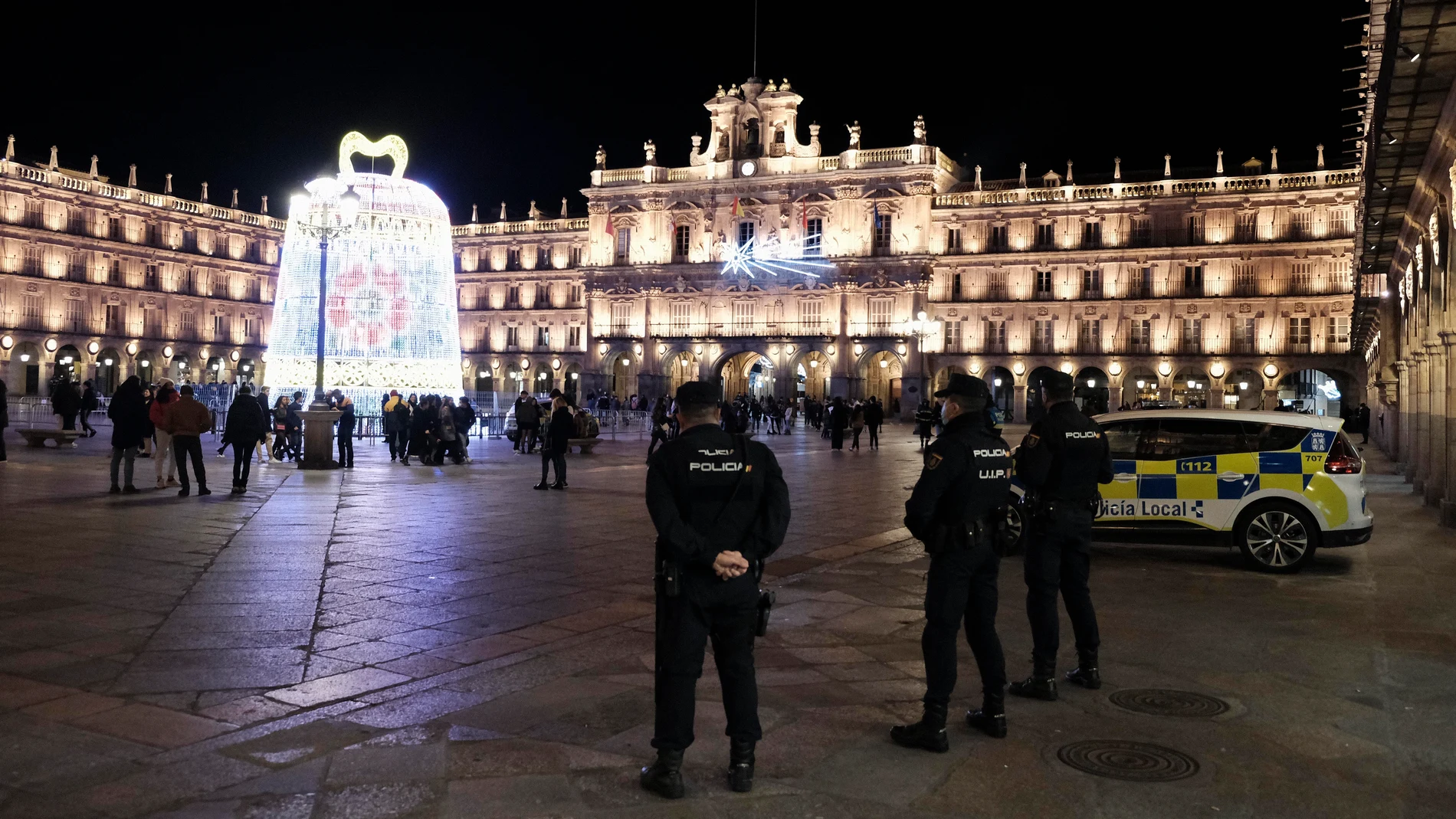 Apenas doscientos jóvenes y mucha presencia policial en la nochevieja universitaria de Salamanca