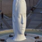 La escultura, de 12 metros, en la plaza de Colón
