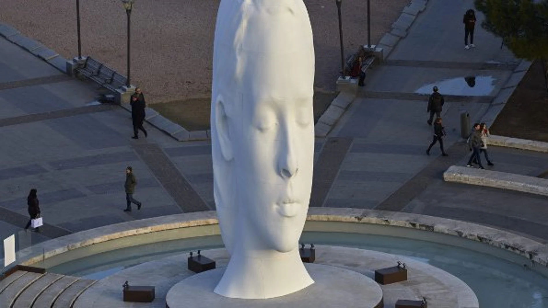 La escultura, de 12 metros, en la plaza de Colón