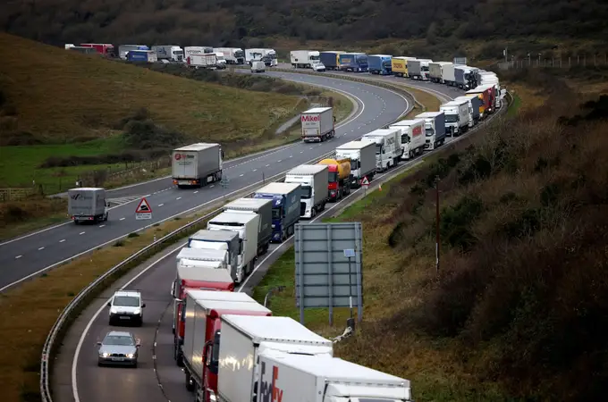 “Esto te rompe el alma”: la desesperación de los camioneros que pasan 4 horas haciendo cola en Dover tras el Brexit