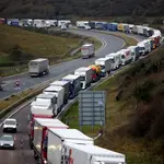 Cola de camiones en la A20 hacia el puerto de Dover, Reino Unido