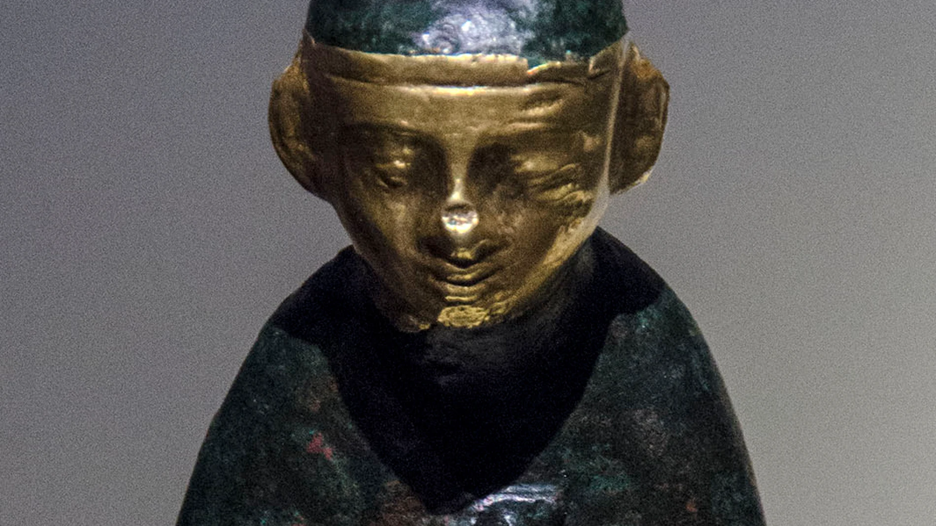 Estatuilla de bronce y oro conocida como el «sacerdote de Cádiz» y que probablemente representa al dios Ptah.