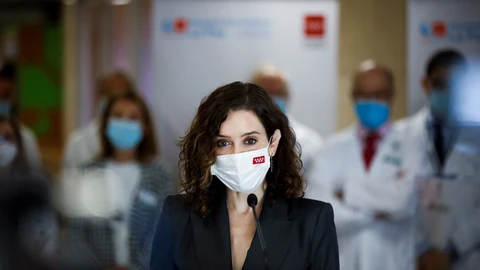 La presidenta de la Comunidad de Madrid, Isabel Díaz Ayuso durante su visita al hospital Carlos III de Madrid