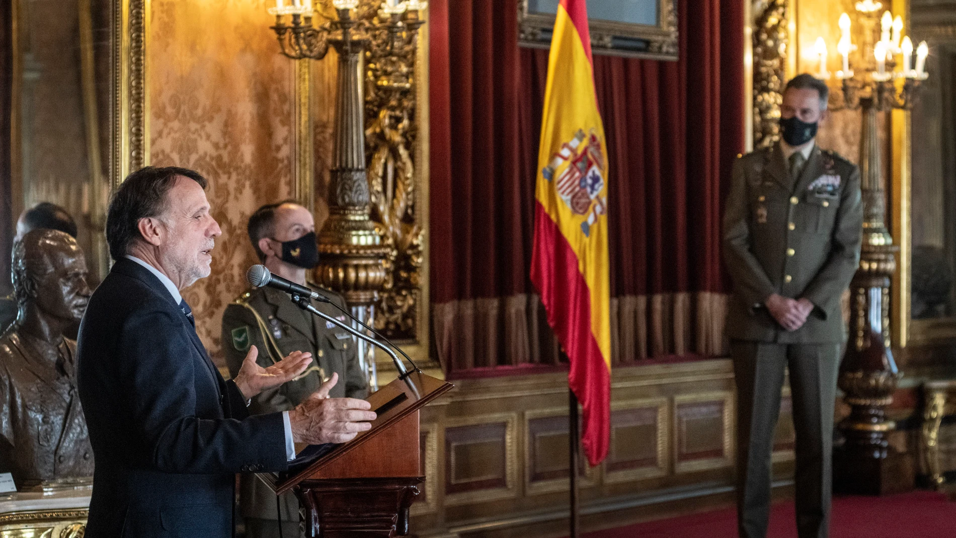 José Creuheras durante su intervención ante el teniente general Fernando Aznar Ladrón de Guevara