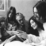 Tomothy Leary (segundo por la izquierda) en la cama junto a Yoko Ono y John Lennon durante su protesta pacífica