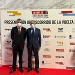 El alcalde de Tomares, José María Soriano, junto al director general de La Vuelta, Javier Guillén