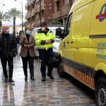 La alcaldesa de Cartagena, Noelia Arroyo, ha visitado el punto móvil de vacunación que Salud ha instalado este sábado en la plaza Castellini