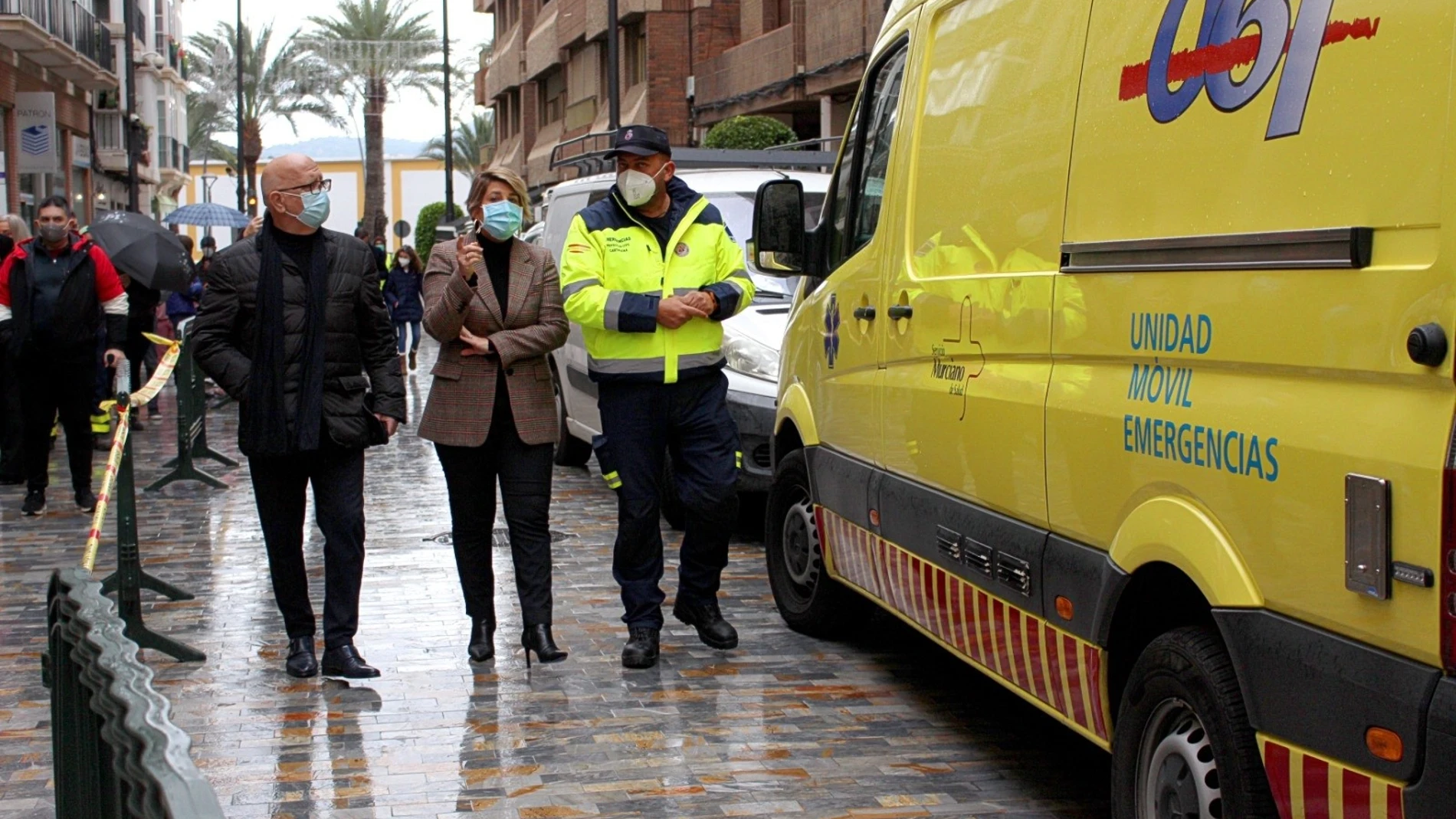 La alcaldesa de Cartagena, Noelia Arroyo, ha visitado el punto móvil de vacunación que Salud ha instalado este sábado en la plaza Castellini