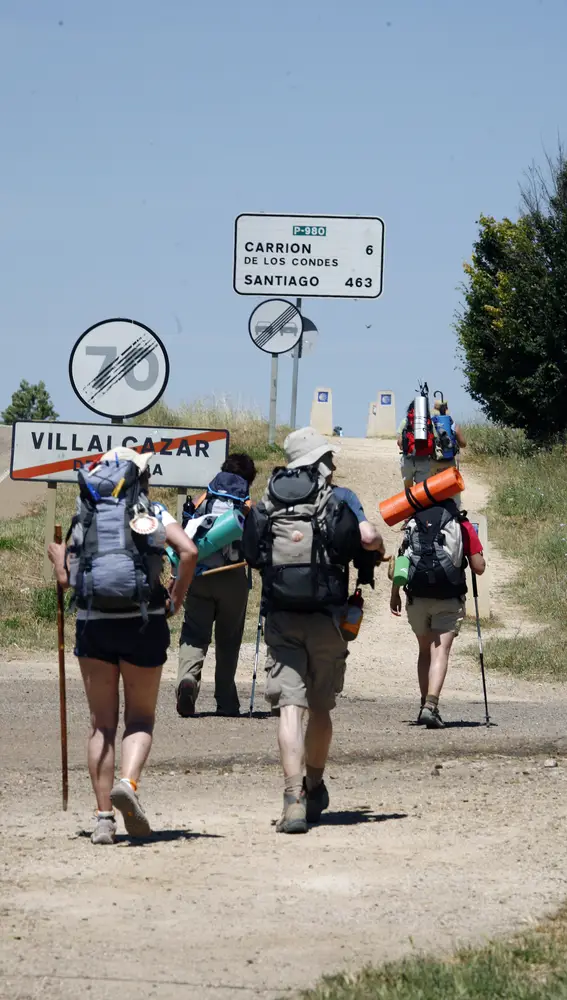 Peregrinos por el Camino de Santiago a su paso por la provincia de Palencia