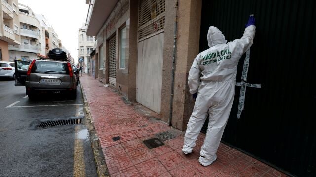 La Guardia Civil precinta la vivienda donde esta madrugada una mujer ha sido muerta por su pareja, la cual se ha entregado más tarde.