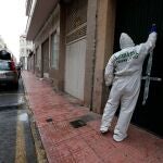 La Guardia Civil precinta la vivienda donde esta madrugada una mujer ha sido muerta por su pareja, la cual se ha entregado más tarde.