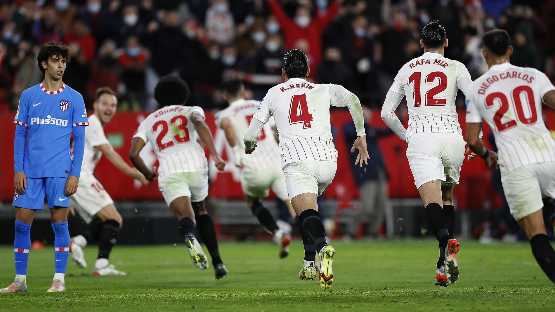 Los jugadores del Sevilla celebran el segundo gol que marcaron al Atlético ante un Joao Félix desolado