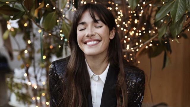 Ana Moya con el blazer más brillante de Lefties.