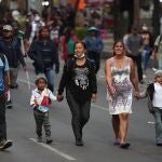 MEX1195. CIUDAD DE MÉXICO (MÉXICO), 18/12/2021.- Integrantes de la caravana migrante marchan hoy, por las principales avenidas de la Ciudad de México (México). Cientos de integrantes de la caravana migrante que partió en octubre pasado de Tapachula, Chiapas, en el sur del país, marcharon este sábado en Ciudad de México, para conmemorar el Día Internacional del Migrante y exigir respeto a sus derechos humanos y parar la violencia en su contra. EFE/Sáshenka Gutiérrez